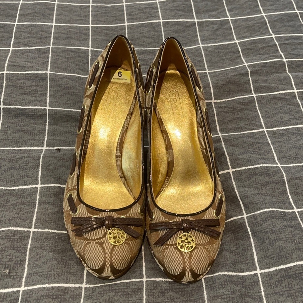 Woman shoes Coach wedge pump size 6